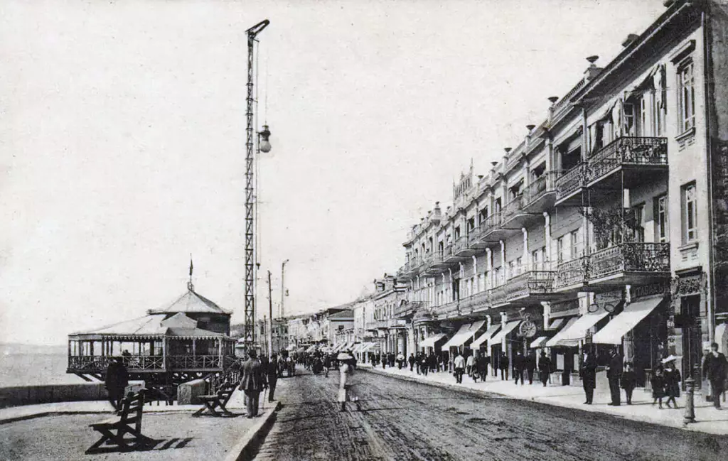 Летний павильон кондитерской француза Верне у&nbsp;гостиницы Мариино на&nbsp;набережной Ялты, 1890-е