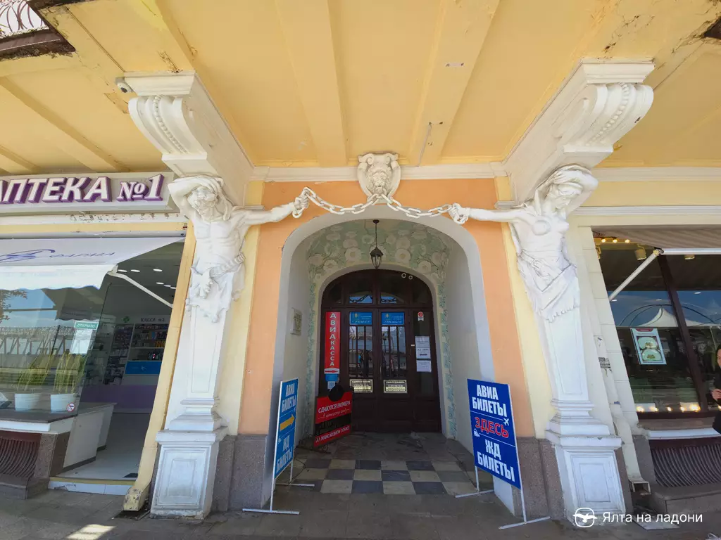 Скульптуры у главного входа в гостиницу Мариино на набережной Ялты