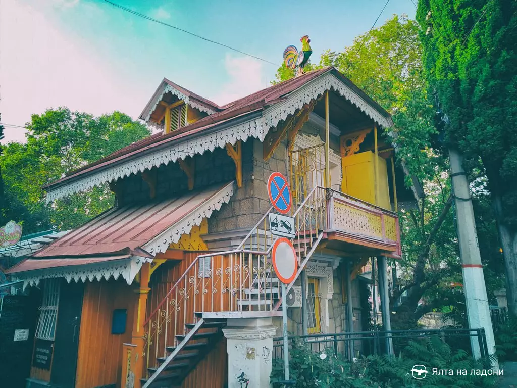 Дом с петушком в Крыму