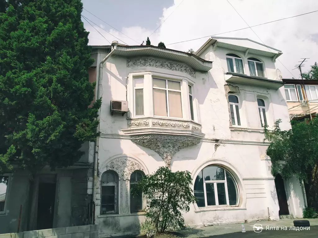Красивый белый дом с лепниной в Алупке, Севастопольское шоссе