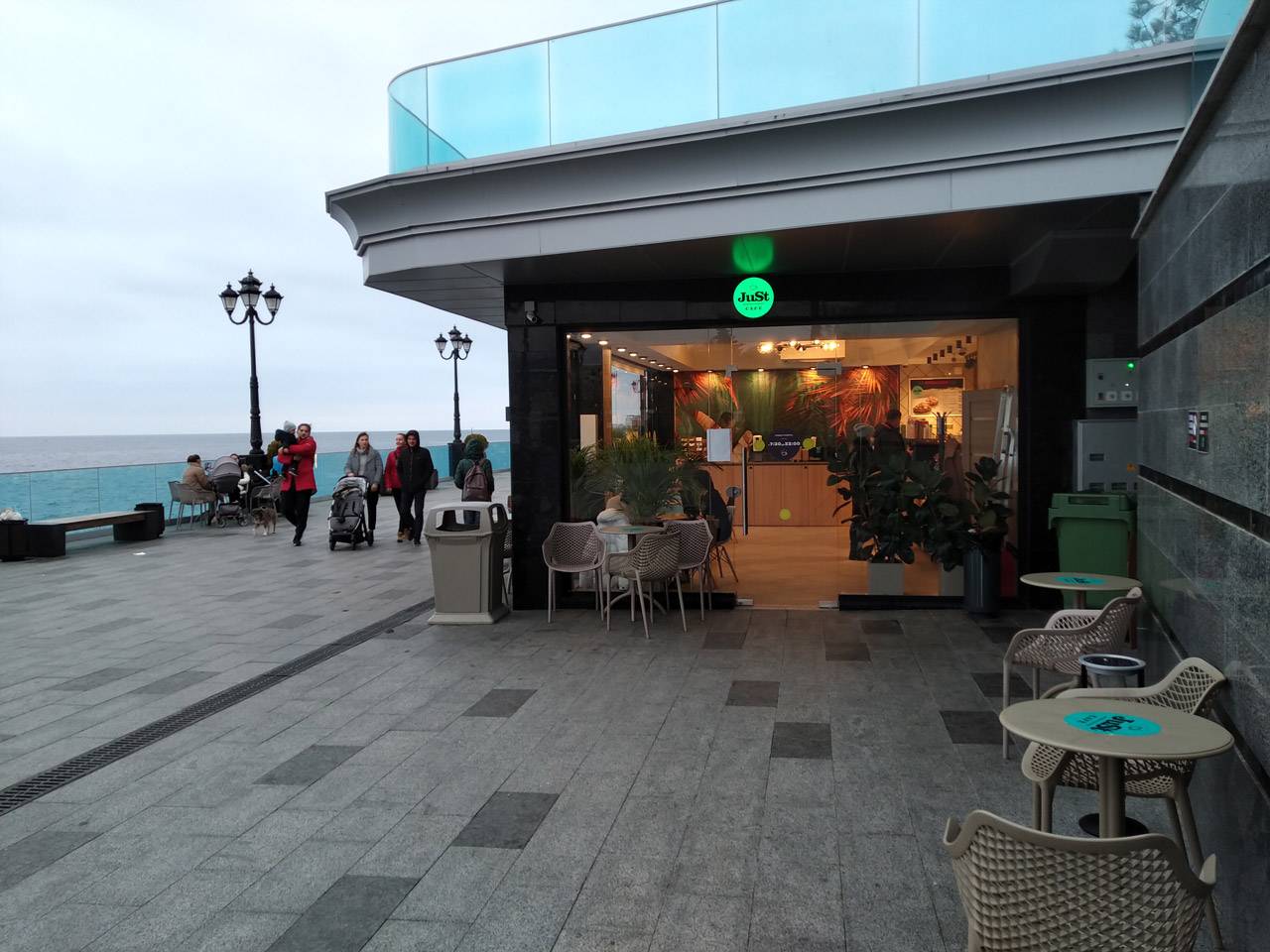 Кофейня «Just Cafe» над Приморским пляжем в Ялте