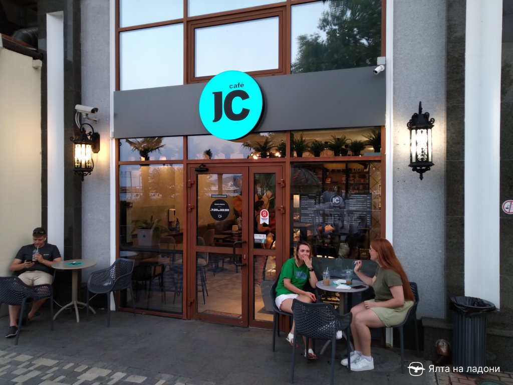 Кофейня «Just cafe» на набережной в Крыму