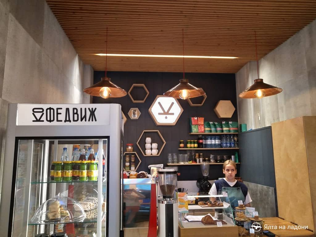 Кофейня «Кофедвиж» в Пассаже в Ялте