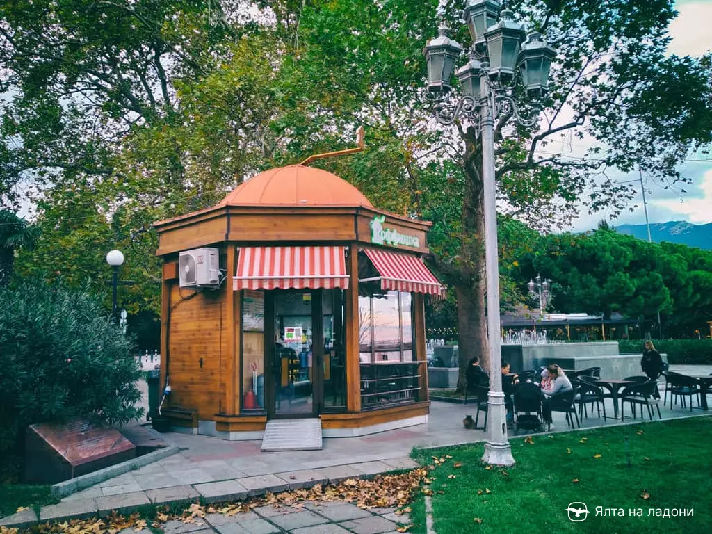 Кофейня «Коффишка» в центре набережной в Крыму