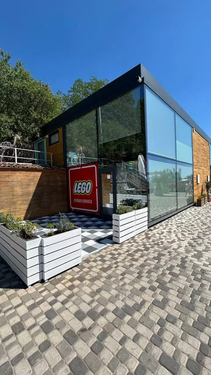 Игровая комната LEGO на пляже в Крыму