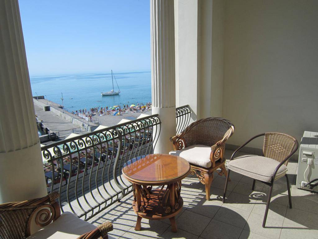 Вид на набережную Ялты с балкона гостиницы Мариино