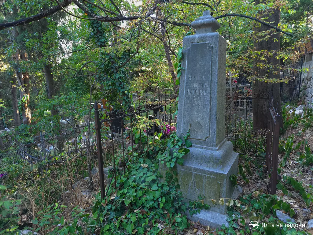 Старое мисхорское кладбище в Крыму