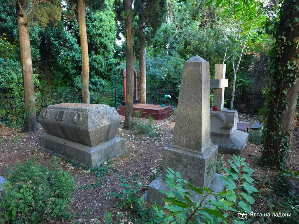 Могилы Токмаковых в Кореизе на старом мисхорском кладбище в Крыму