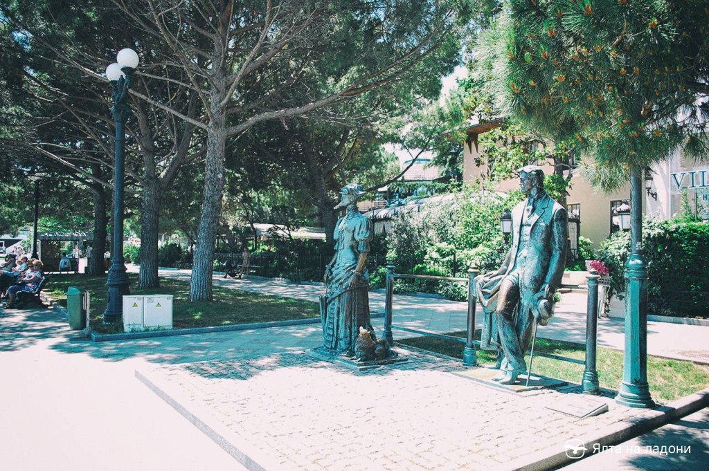 Памятник «Чехов и дама с собачкой» в Ялте