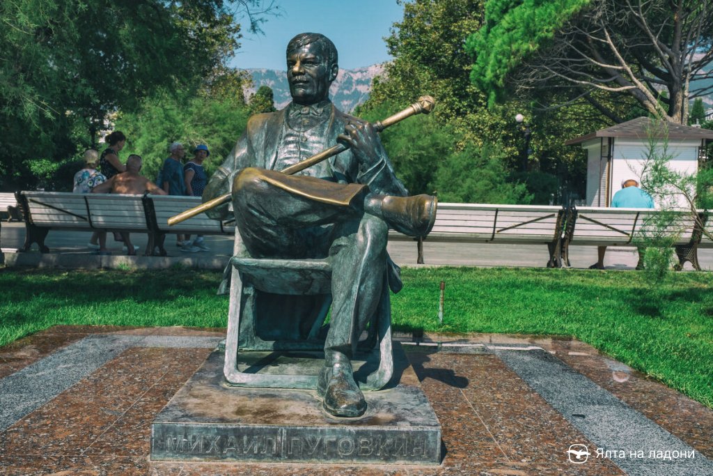 Памятник Пуговкину в Крыму