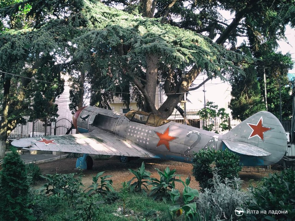 Самолёт у музея Ахмет-Хана Султана в Алупке, Крым