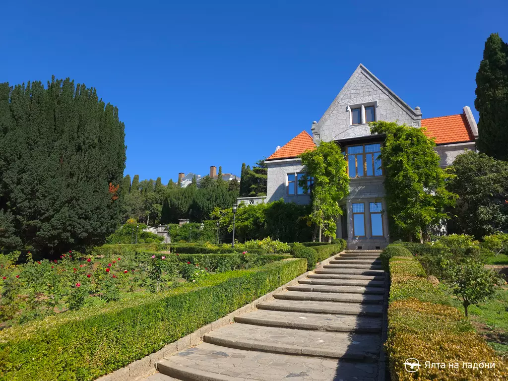 Дача Харакс в Крыму, первый корпус санатория Днепр в Гаспре