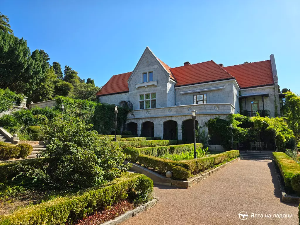 Дворец Харакс в Крыму