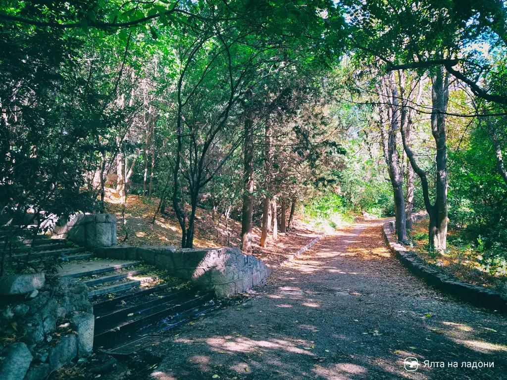 Парк имения «Романтическая Александрия» в Крыму