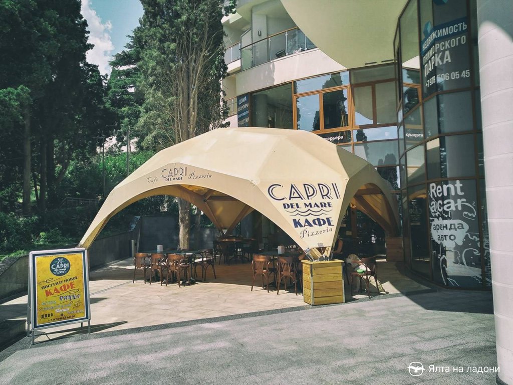 Летняя терраса пиццерии «Capri» в Приморском парке Ялты