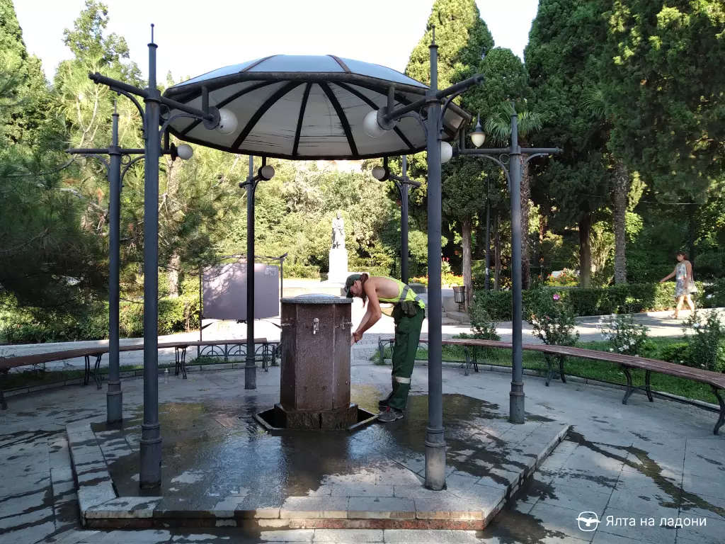 Бювет в Приморском парке в Крыму