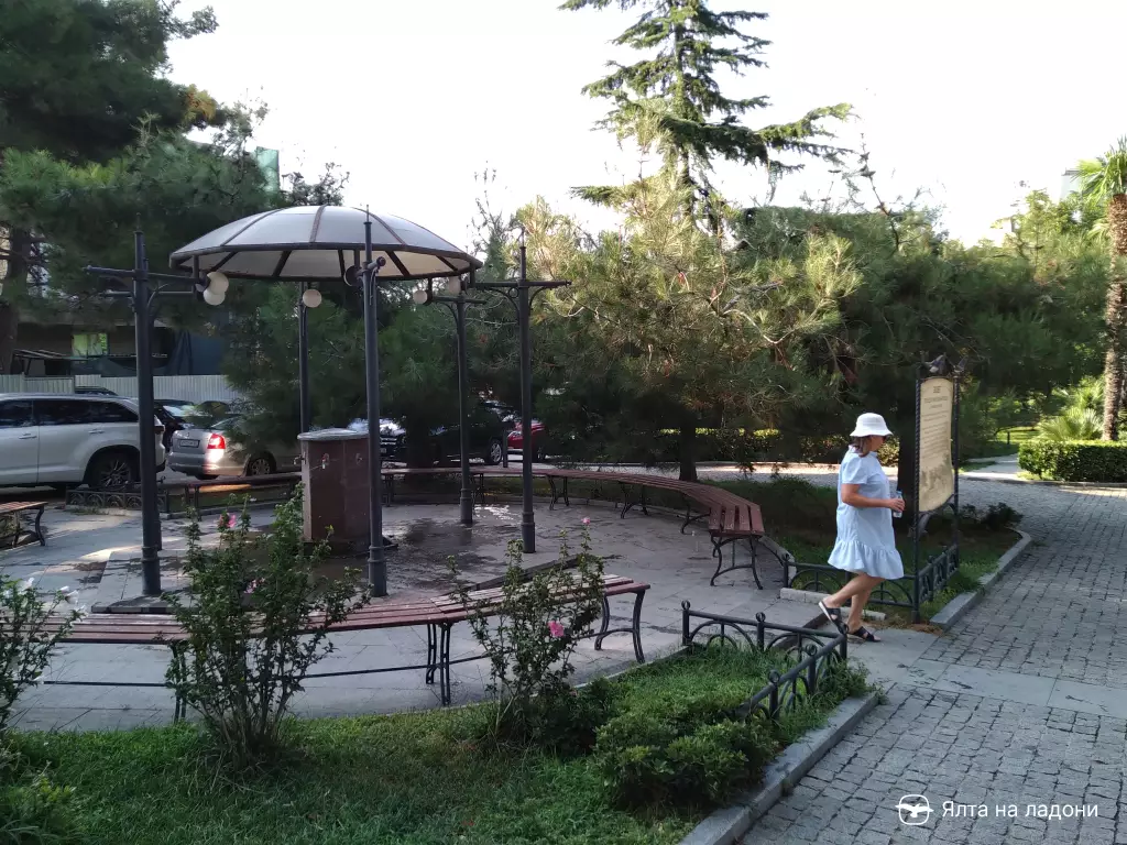 Бювет в Приморском парке в Крыму