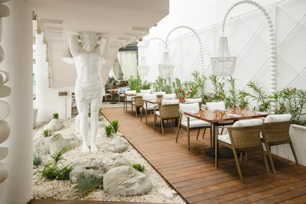 Ресторан греческой кухни Ливадия в Ялте, Приморский парк на набережной