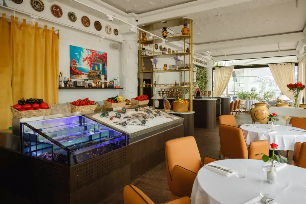 Зал ресторана греческой кухни Ливадия в Ялте на набережной