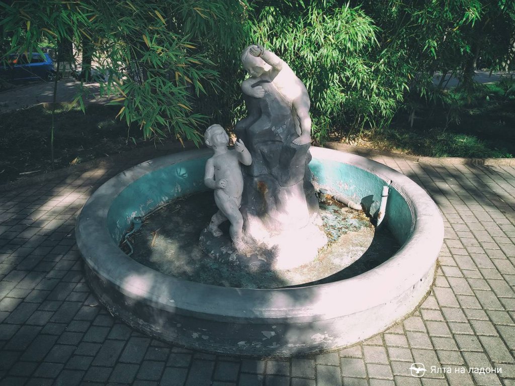 Скульптура на территории санатория Дюльбер в Крыму