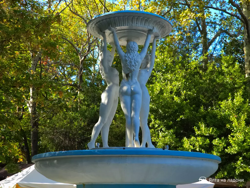 Фонтан на территории санатория Энергетик в Ялте, три девушки держат чашу