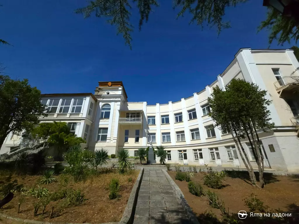 Бывший санаторий Яузлар в Ялте, улица Халтурина, 32