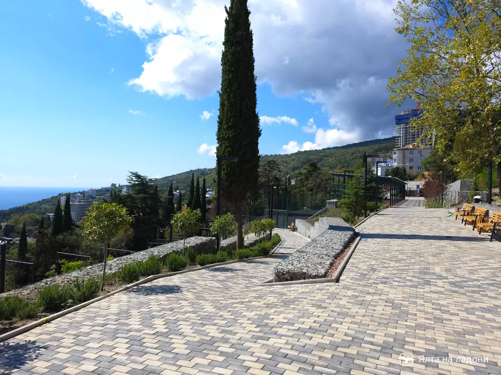 Сквер на Сеченова в Крыму