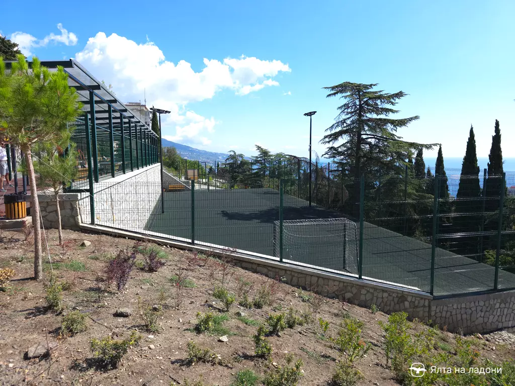 Сквер на Сеченова в Крыму