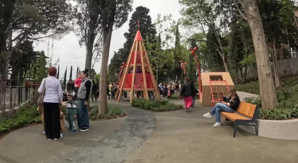 Новый парк Солнечный в Алупке, улица Фрунзе