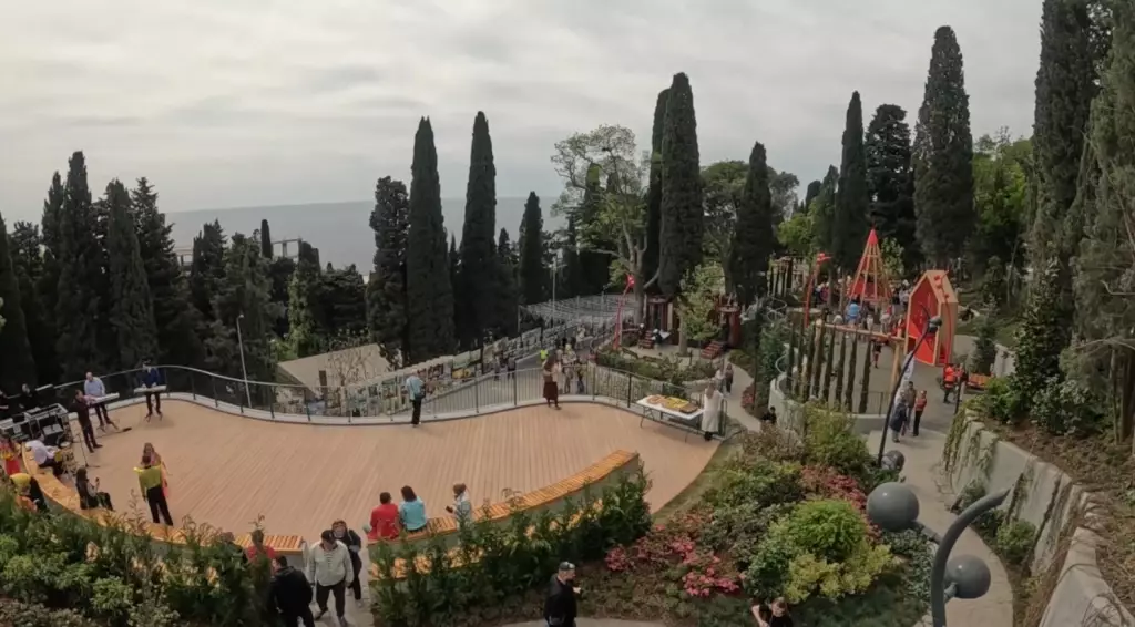 Новый парк в Алупке 2025, Солнечный