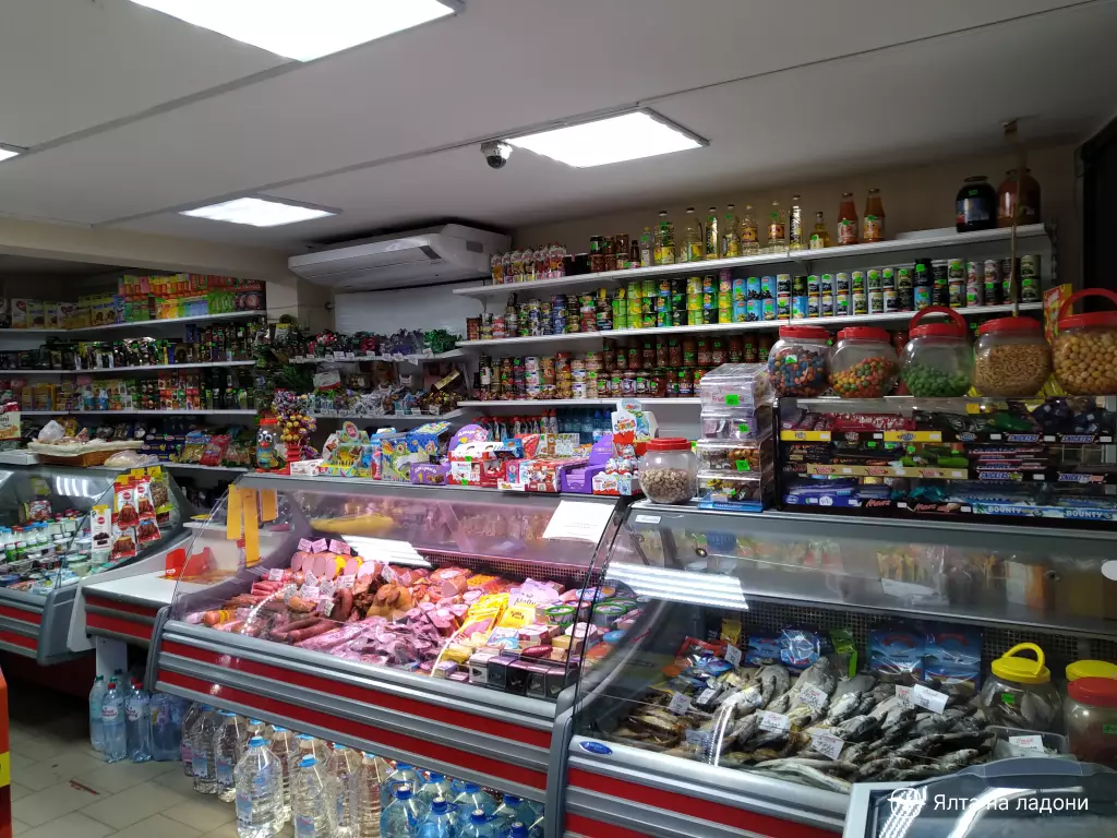 Продуктовый магазин рядом с&nbsp;отелем Весёлый Хотэй в&nbsp;Гурзуфе, супермаркет Смак на&nbsp;улице 9 мая