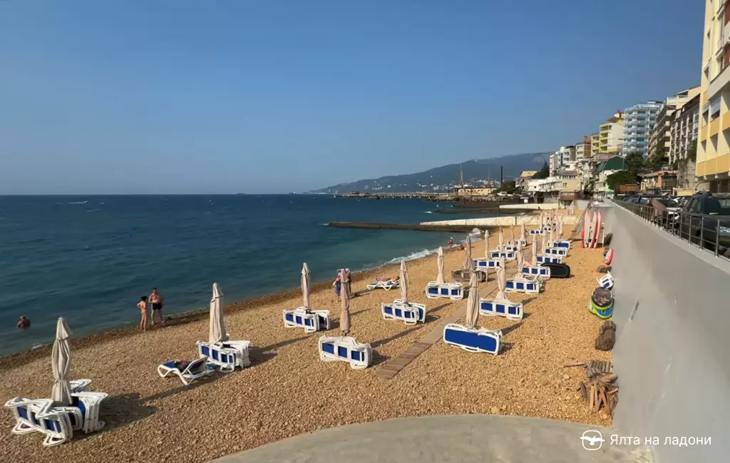 Центральный пляж в Отрадном ЮБК
