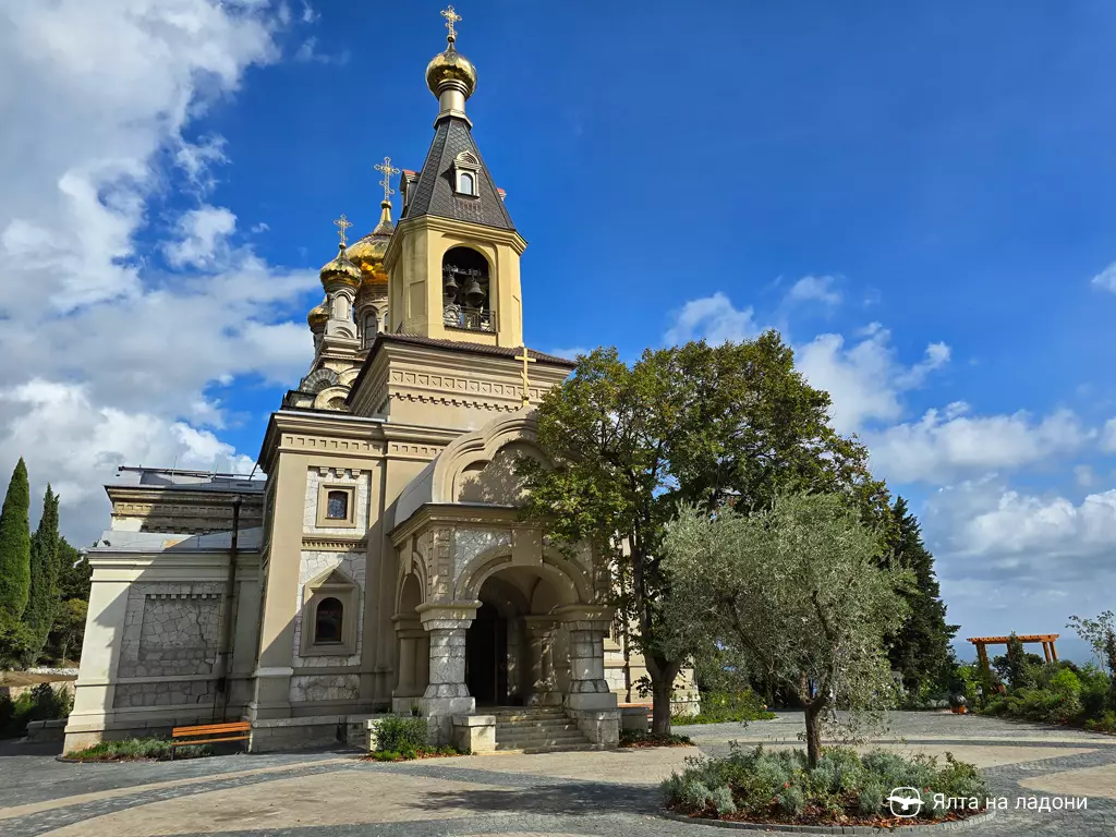 Храм Архангела Михаила в Алупке
