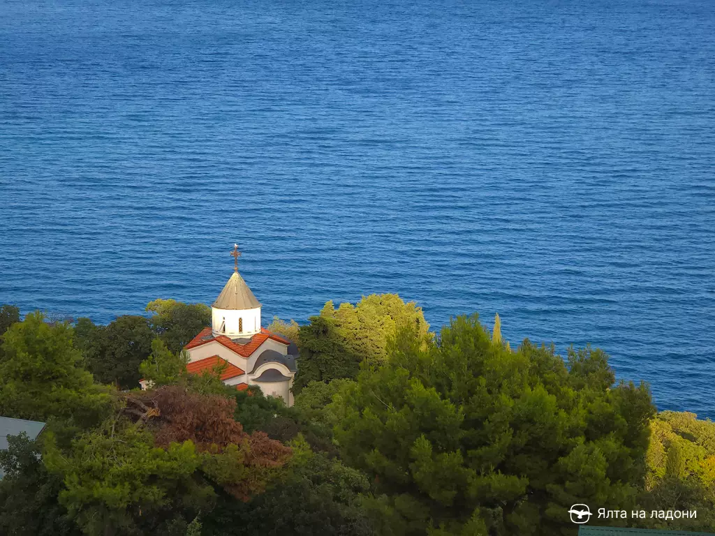 Вид на храм Покрова в Ореанде с царской тропы, Крым