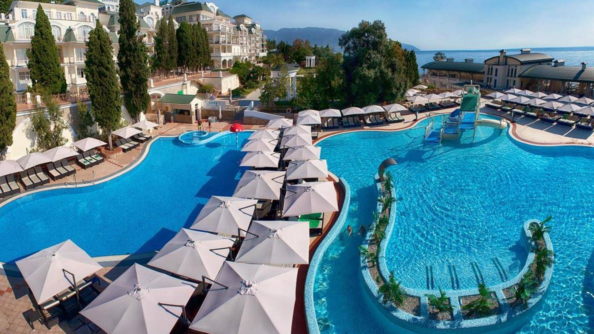 Подогреваемый бассейн в отеле Пальмира Палас в Крыму