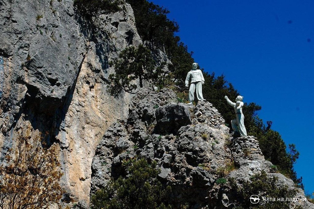 Памятник альпинистам в Крыму