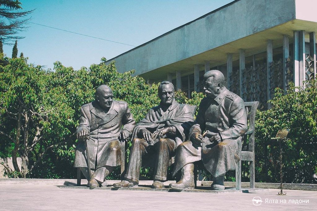 Памятник лидерам «большой тройки» в Крыму