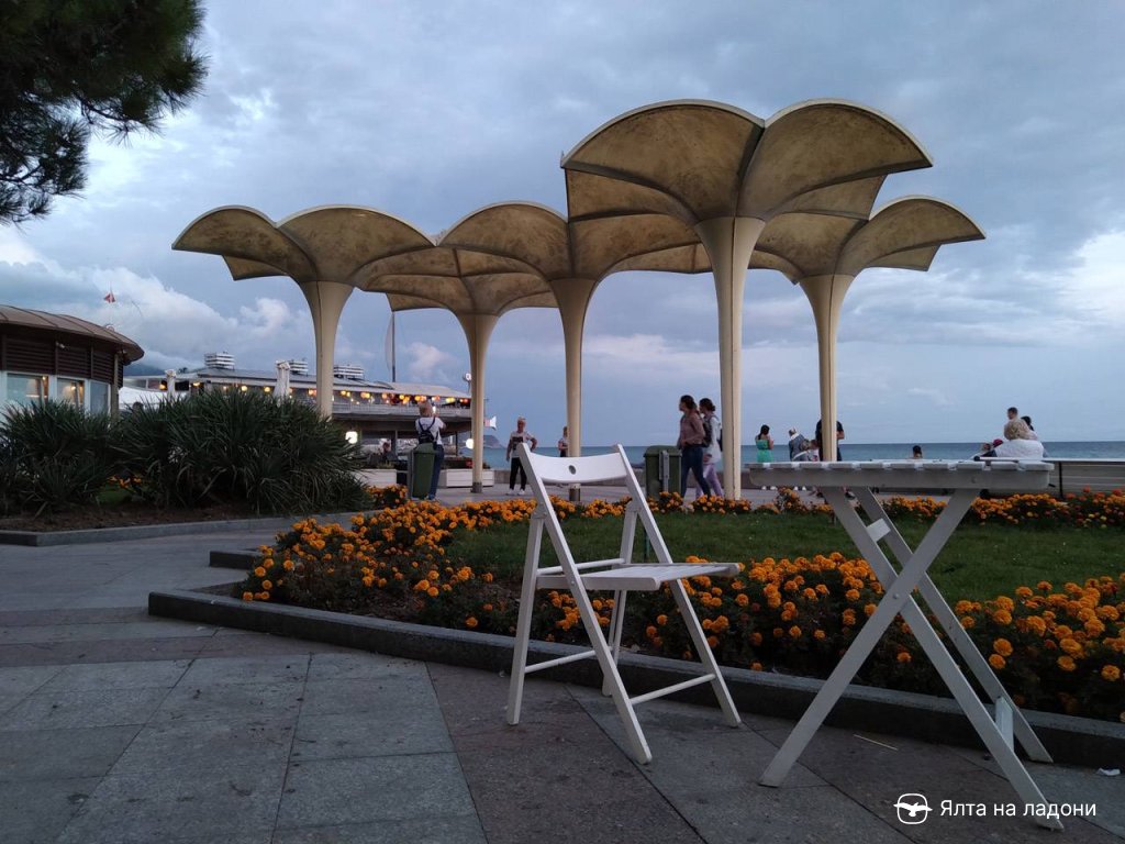 Зонтики на набережной в Крыму