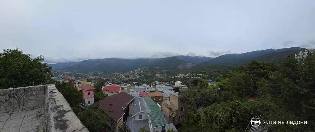 Панорама с видовой площадки в Массандре, улица Стахановская