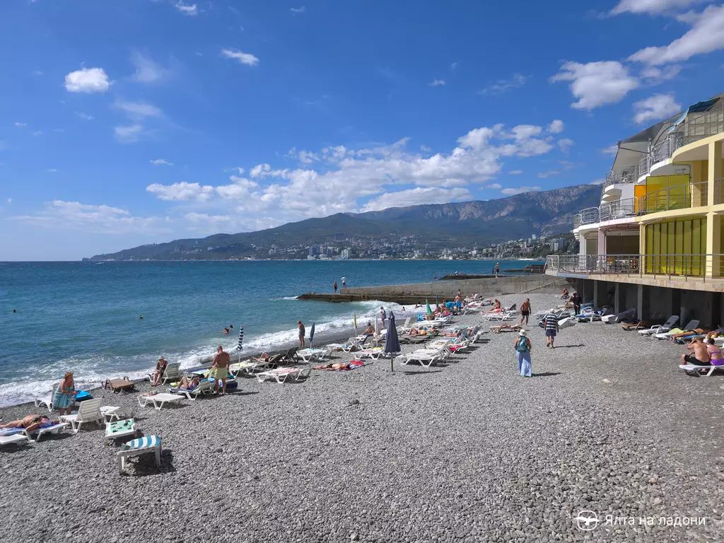 Пляж яхт-клуба в Крыму