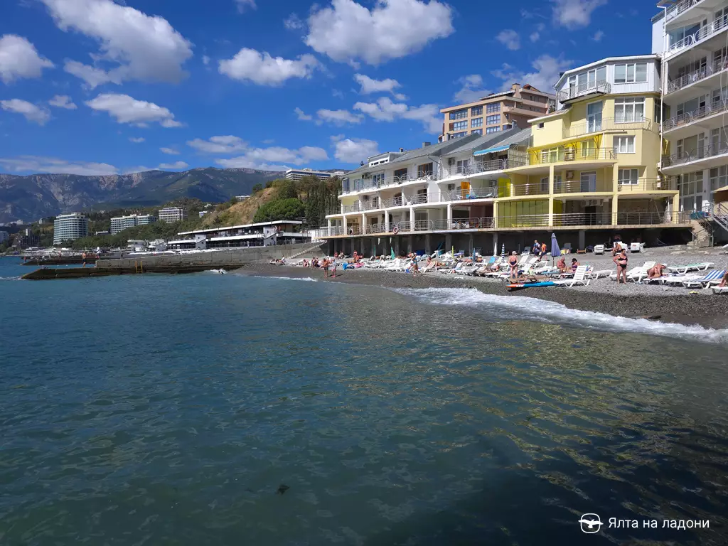 Пляж яхт-клуба в Крыму