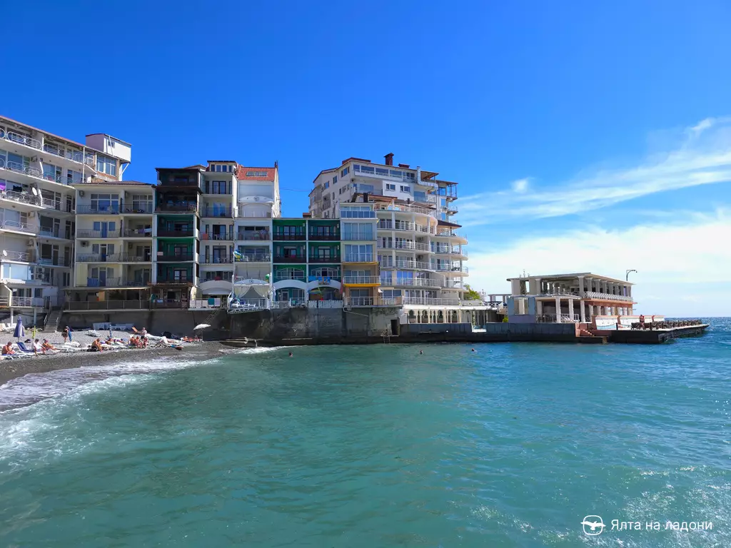 Пляж яхт-клуба в Крыму