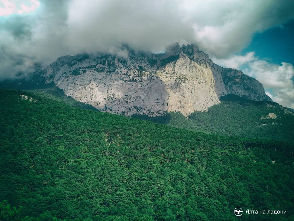 Вид на гору Ай-Петри с вершины горы Крестовая (Алупка-Исар) в Крыму