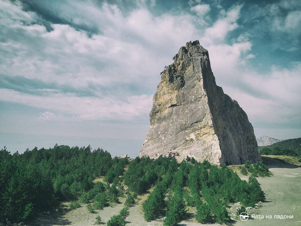 Вид на скалу Алтын-Гёз с тропы «Скобы»