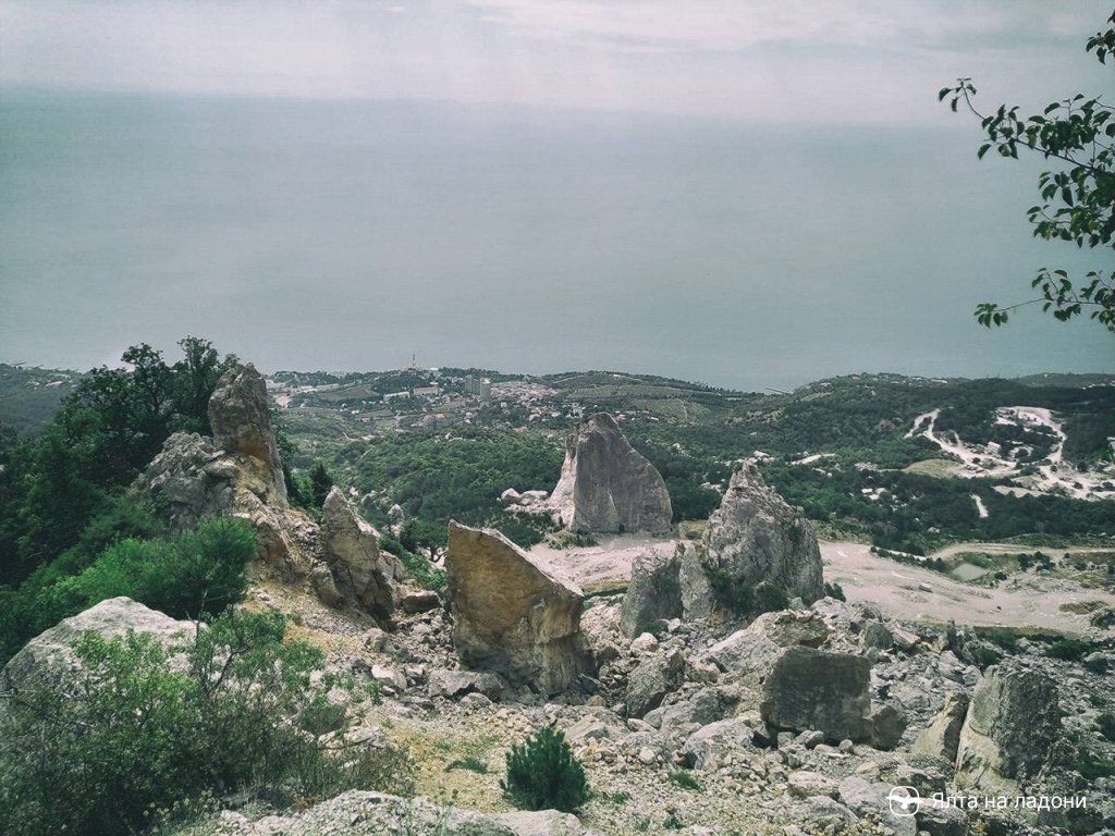 Вид на побережье, скалу Алтын-Гёз и каменоломню от начала скоб, Крым