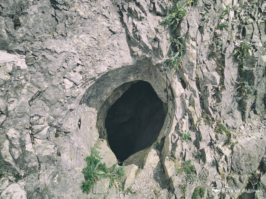 Вход в вертикальную пещеру «Дружба» на тропе Скобы, Крым