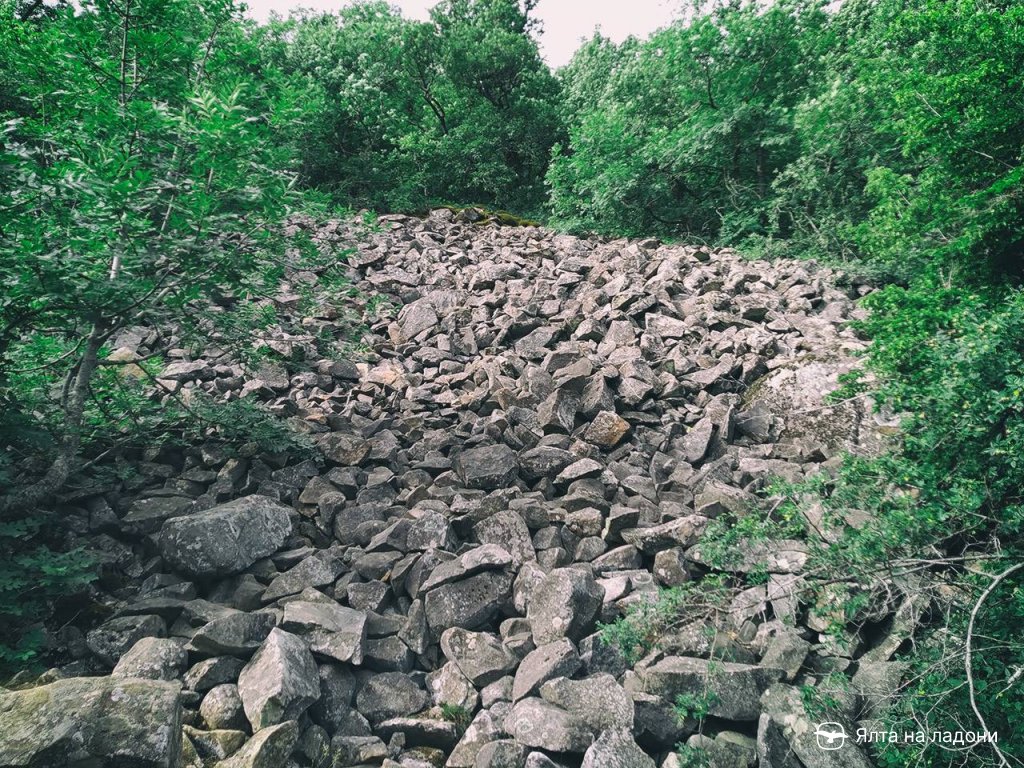 Каменное покрытие тропы на Аю-Даг