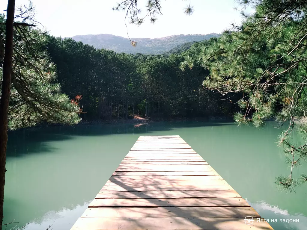 Бирюзовое озеро в Крыму, озеро с мостиком для фотографий