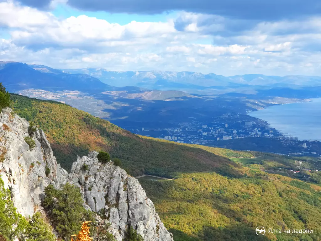 Вид на крымские горы и Алушту с вершины Парагильмен