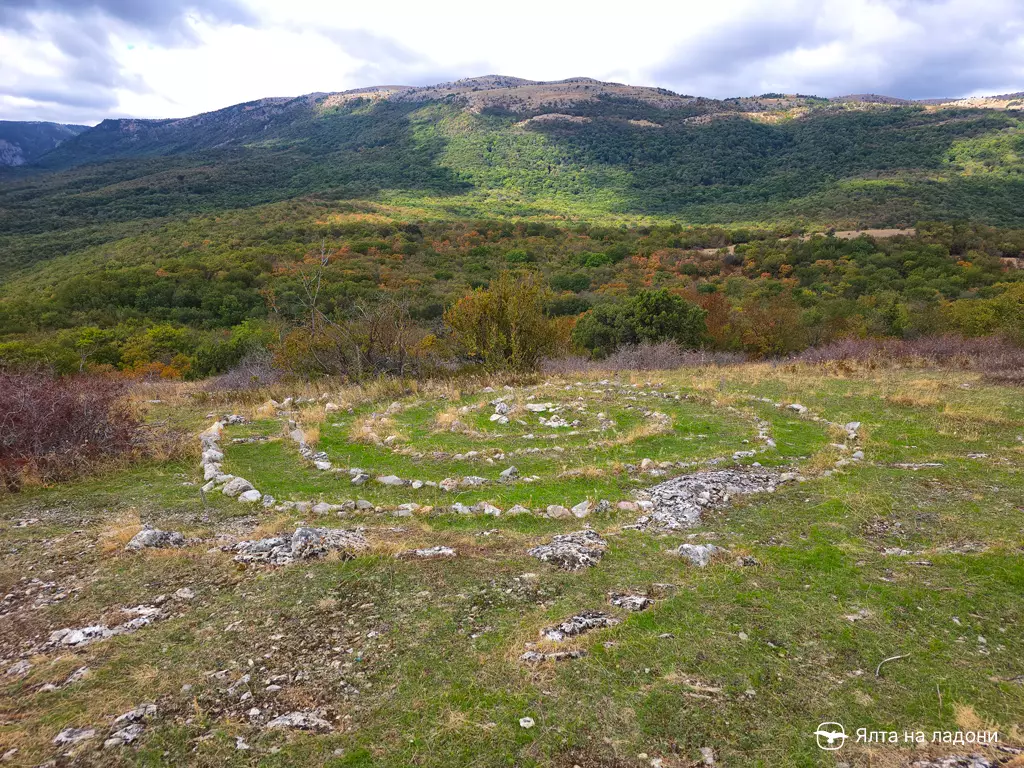 Спираль из камней на горе Парагильмен в Крыму, Малый маяк